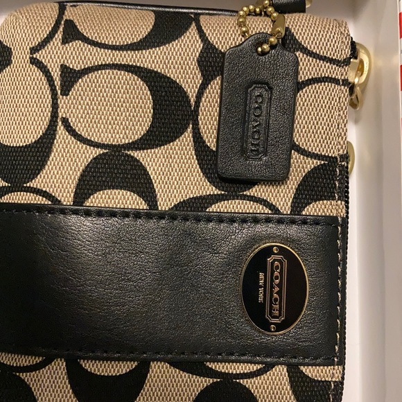 COACH signature print small wristlet. New in box! - Picture 5 of 6